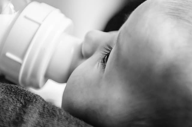 bebiendo biberón lactancia mixta